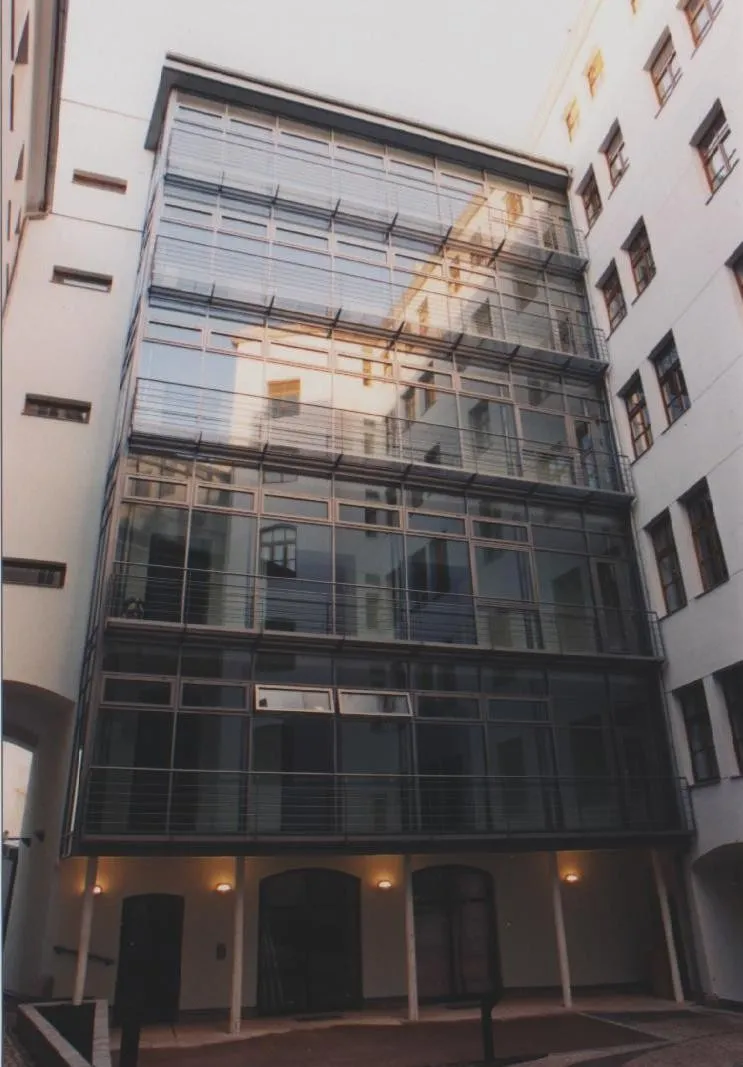 Vlaštovka, Lazarská, Praha (2000)